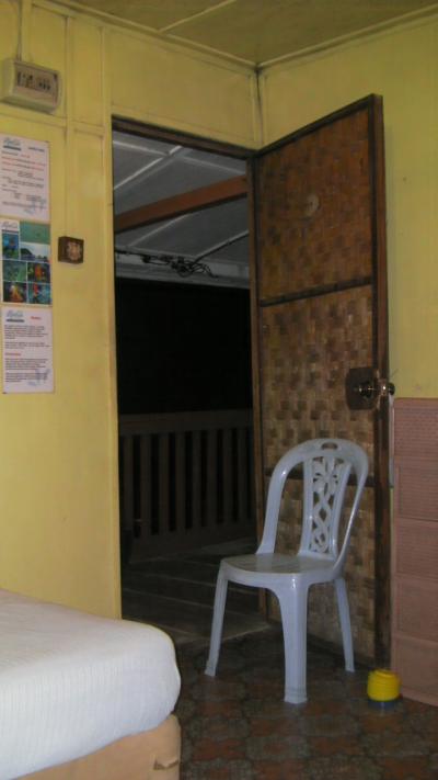 ドアです。開くと風が入って涼しいです。。