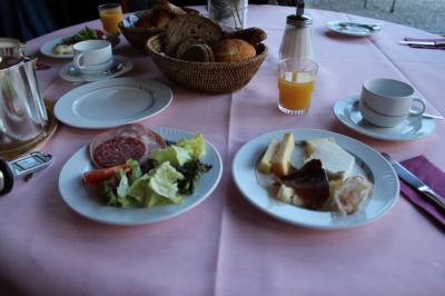 朝食はとなりのホテルに行きます。豪華でした。