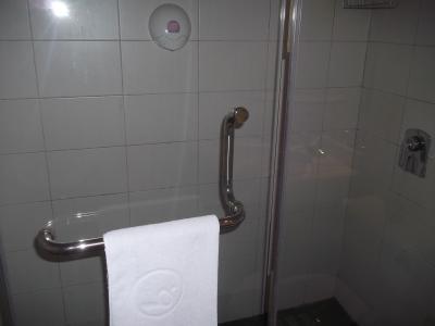 ちゃんとトイレとはガラス戸で仕切りがあります。