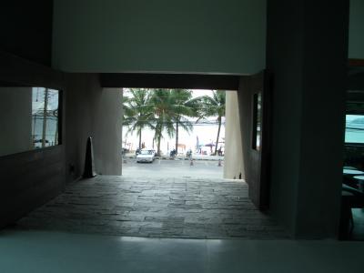 フロントから見た正面玄関です。ワインバーも有ります。