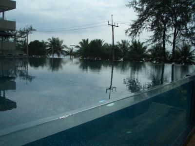 プールの先に海が見えます。