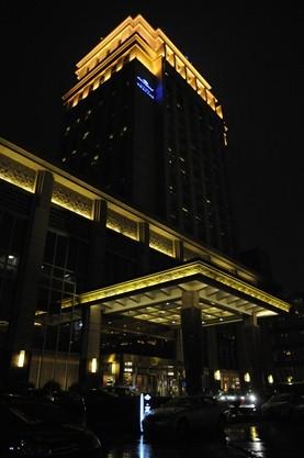 夜に見たホテル玄関とタワー部分の外観。