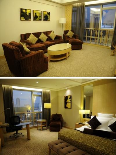 スイートになったダブル・デラックスのリビングと寝室。設備よし