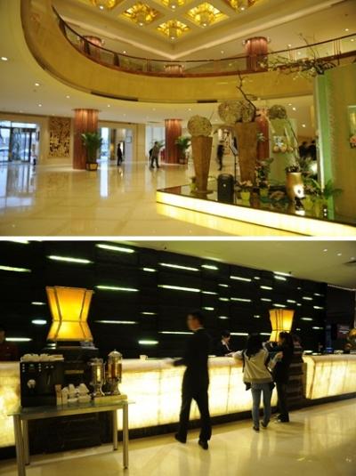 １階のロビーやフロント周辺。明るく爽やか。