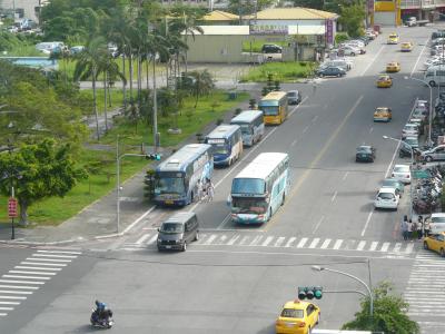 室内から見えるタロコ行き観光バスと定期バス