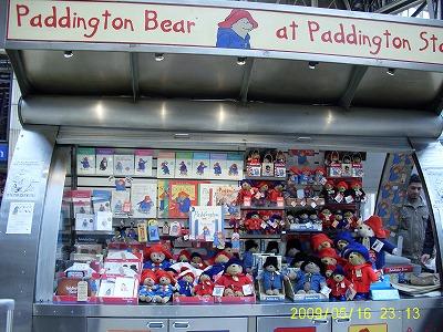最寄のパディントン駅ではパディントンベアがたくさん
