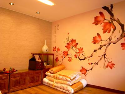壁には梅の絵が。