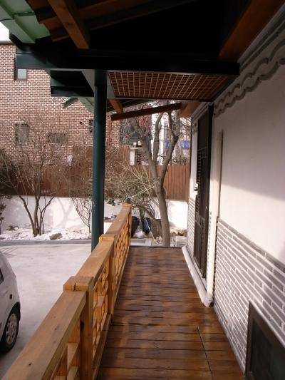 バスルームへ行くには一旦外に出ます。