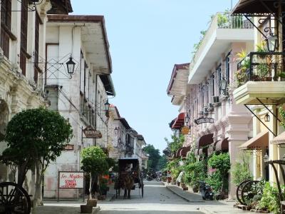 いつもカレッサがホテルの前に停まっている薄いピンク色のホテル