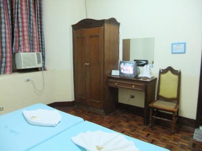 部屋は広くて清潔で古い欧州の田舎のプチホテルのようでした