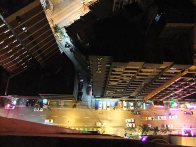 繁華街側は、賑やかな眺望ですが、高いので音は聞こえません。