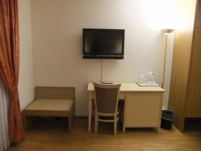 部屋は十分広く、ちゃんと使える机と液晶テレビが設置されていま