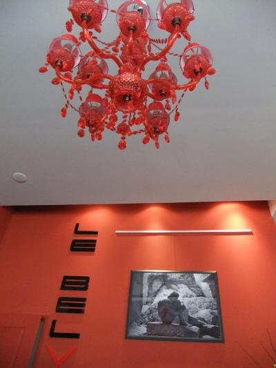 フロントのシャンデリアはちょっとサイケな雰囲気でした。