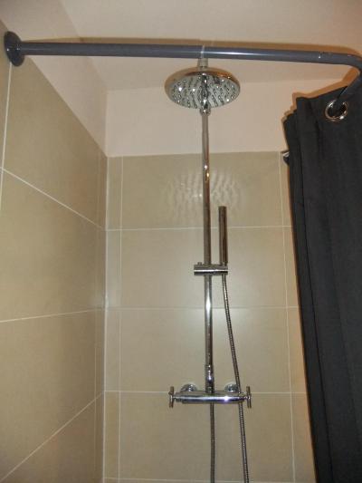 可動式のシャワーとヒマワリシャワーの両方で快適なシャワー室。