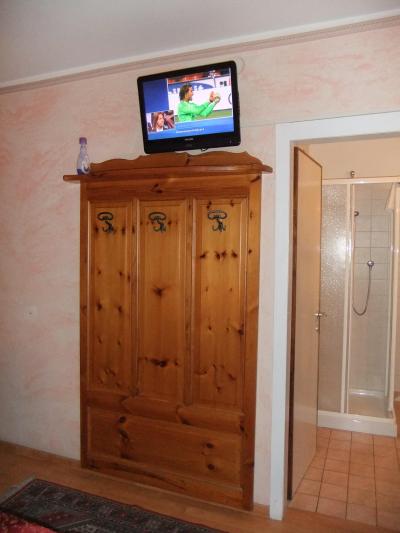 こんな山の中でしたが、ちゃんと液晶テレビでした。