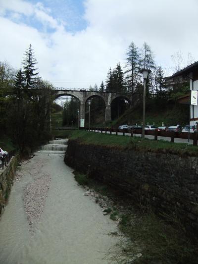 目の前の川が美しく、また渡ればスーパーマーケットがありました