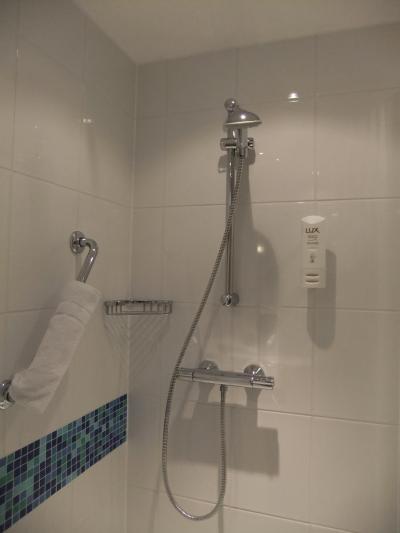 シャワールームもあるのでお湯の飛び散りを気にせず入れます。