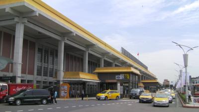 小さいながらキレイで何でもそろった空港！