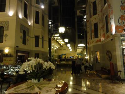 ロビーはヨーロッパの街中の雰囲気