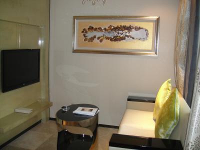 リビング側。ソファーの後ろは窓です。