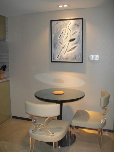 ミニキッチンそばのダイニングテーブル