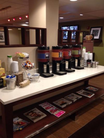 フロントの向かいには無料のコーヒーが