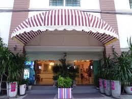 田舎町にあるこぎれいなホテル