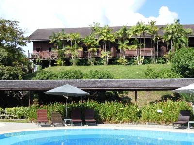 ホテルは長屋（１棟１００ｍ位）が１０棟あります