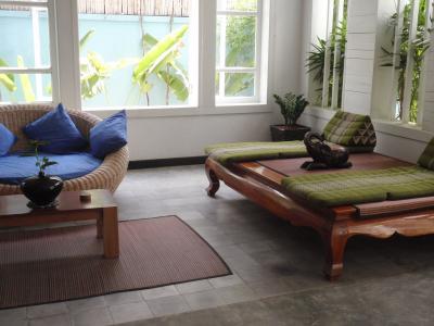 開放的な空間、本やガイドもありました