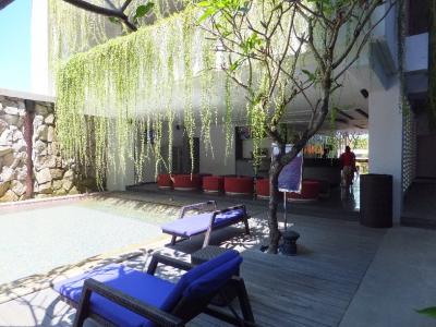 プールとロビー