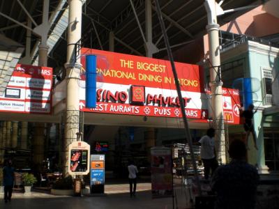 パトン・ビーチの巨大ショッピングモール