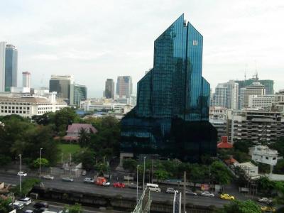 部屋からオフィスを眺める 