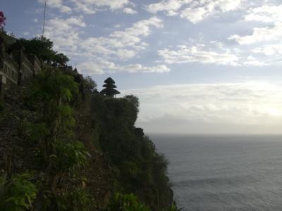 絶景ポイントのウルワトゥ寺院　サンセットを見ながらケチャックダンス