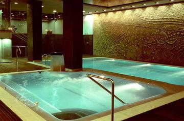 暑い夏にはプールも必要です。午後はのんびりスイミング