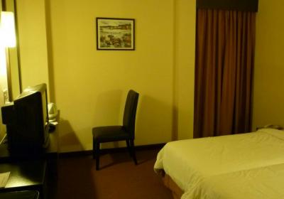 室内。少し古い目だが広さもまずまず。