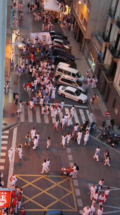 バルコニーから酔っぱらいの群れを見下ろす