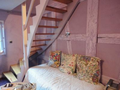 ２階に行く階段とソファ