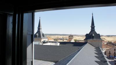 出窓から他の尖塔を眺める