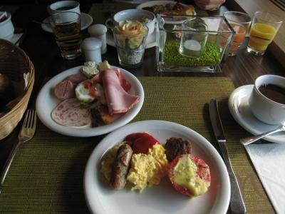 朝食です。ハム類が充実していました。