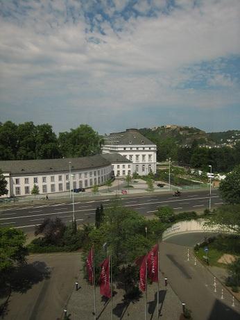 部屋からの眺めです。選帝侯の城の南にホテルがあります。