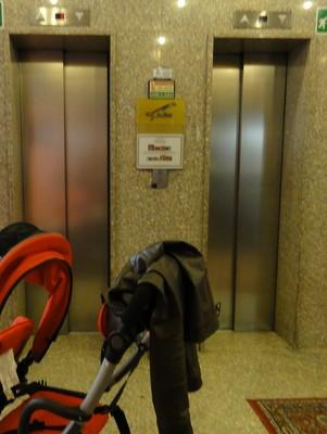 謎のエレベーター　扉の幅がなさすぎ