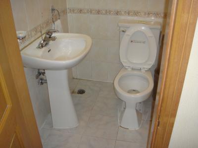 何故か入口横に２つ目のトイレ・洗面があった