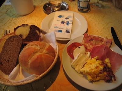 朝食です。ハム類、チーズなど美味しかったです。