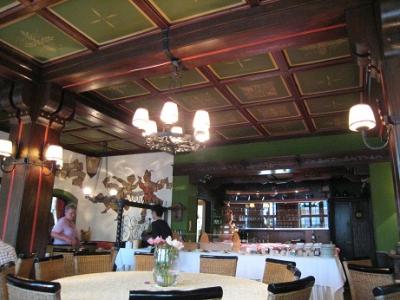 レストランの風景です。天井の梁がとても素敵でした。