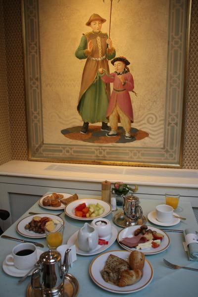朝食。中国風の壁画のある食堂