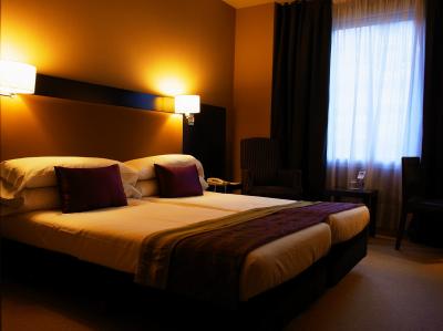 お部屋は一人には十分広い。落ち着いたインテリア