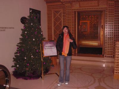 ホテル１階にある上海料理店の前で