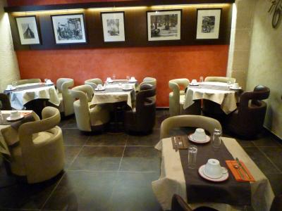 朝食はここで。