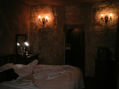 天井から破片が落ちてくるので、口を開けて寝ない方が・・・