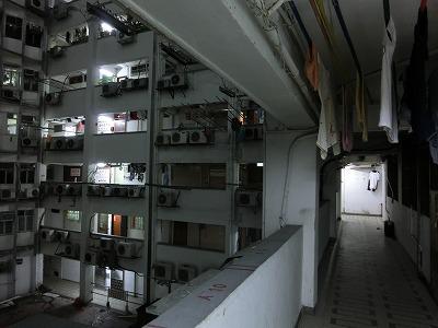 エレベーター降りて部屋まで行く廊下。